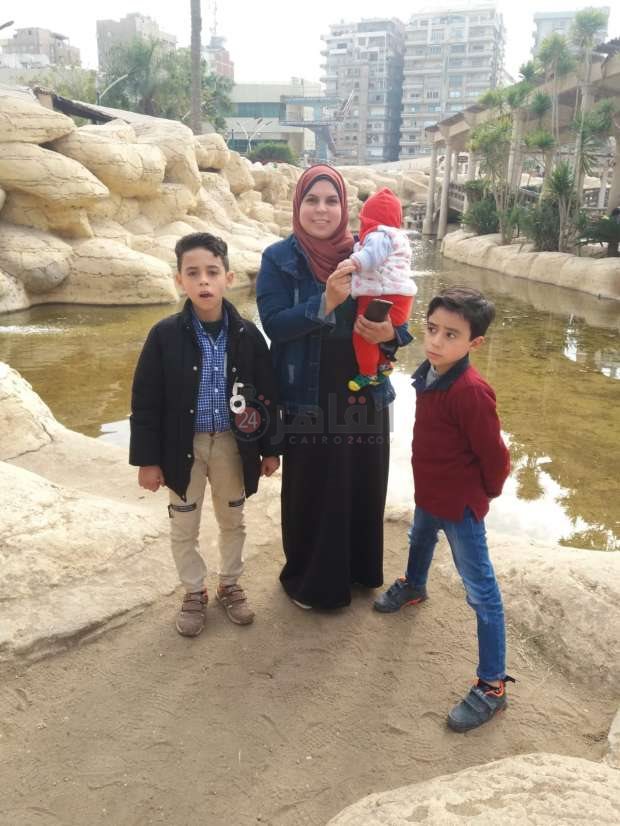 ياسين رفقة والدته وشقيقاه