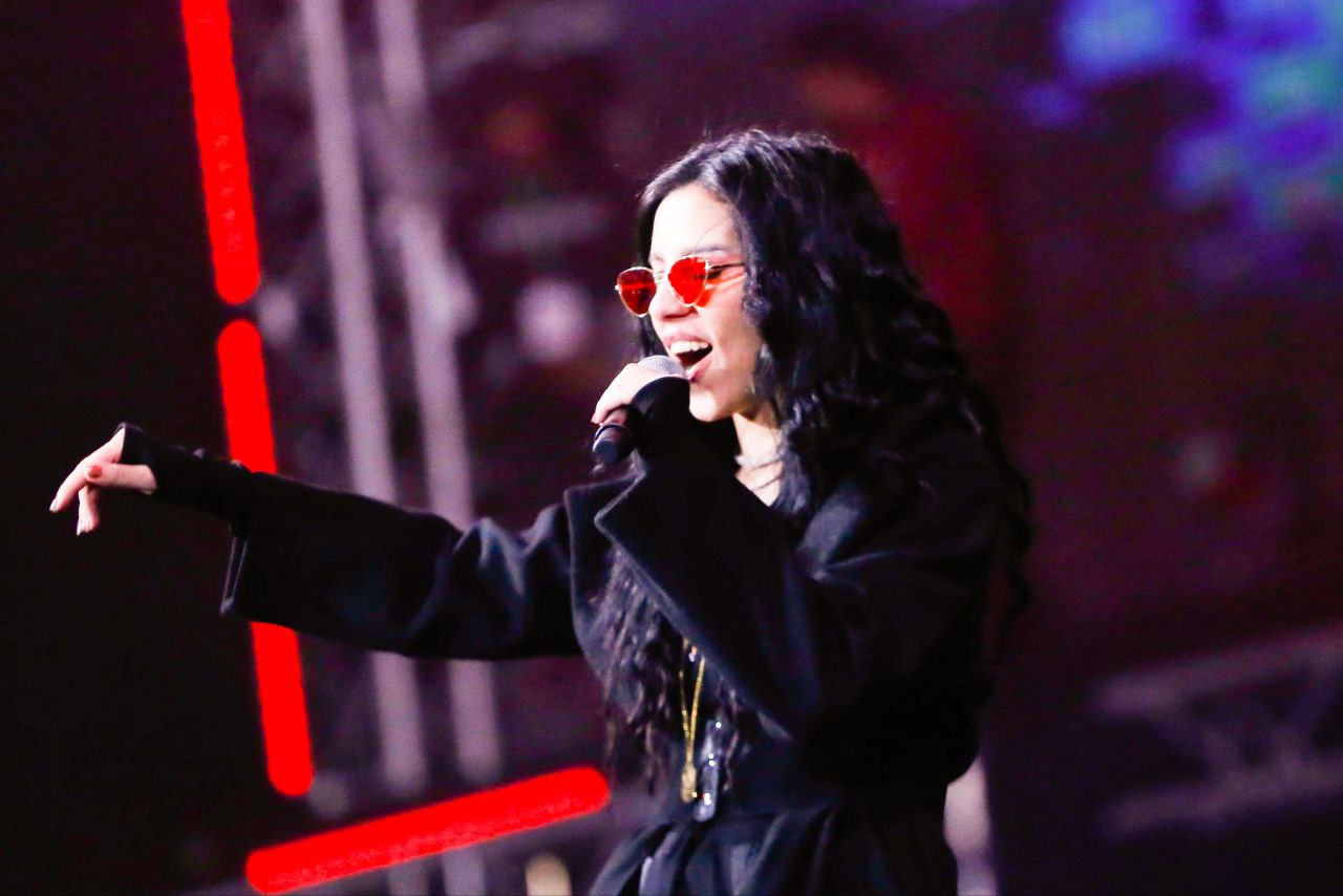 اسما دياب تغني في الجامعة الاوروبية (1)