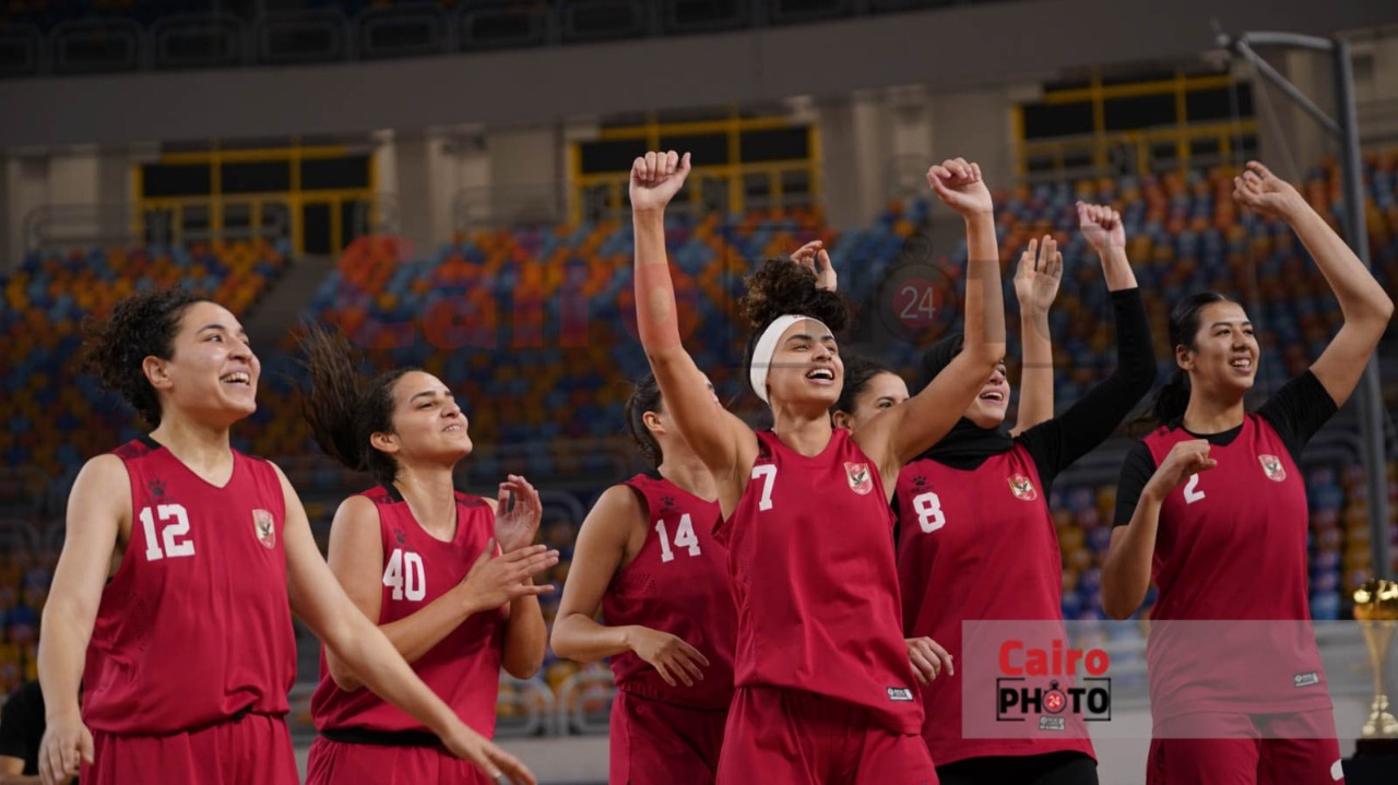 احتفال لاعبات الأهلي عقب التتويج ببطولة دوري المرتبط لكرة السلة سيدات (2)