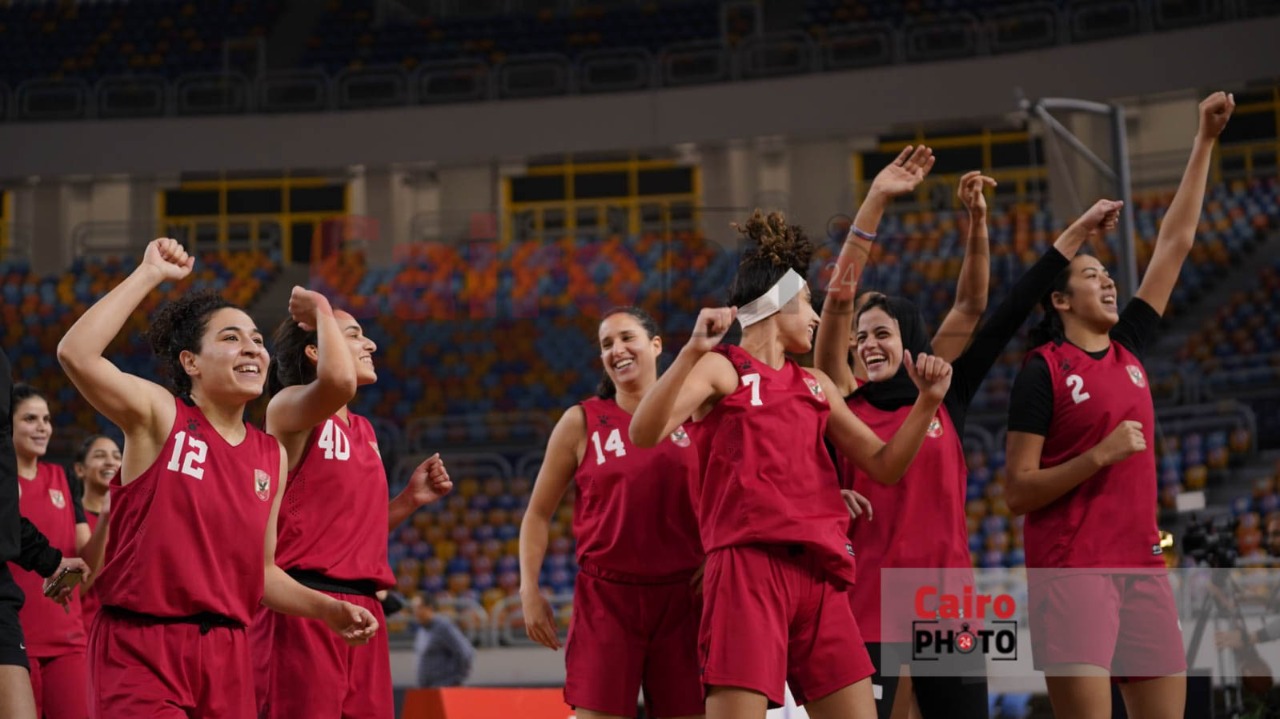 احتفال لاعبات الأهلي عقب التتويج ببطولة دوري المرتبط لكرة السلة سيدات (3)