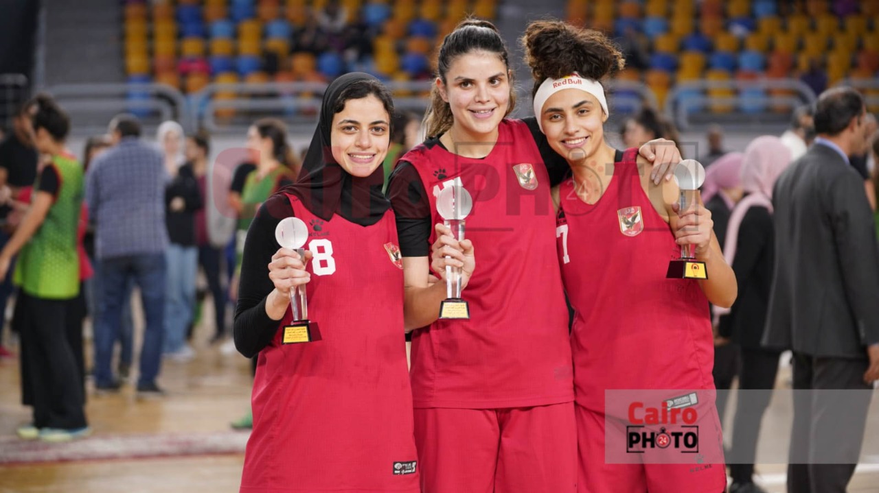 احتفال لاعبات الأهلي عقب التتويج ببطولة دوري المرتبط لكرة السلة سيدات (4)