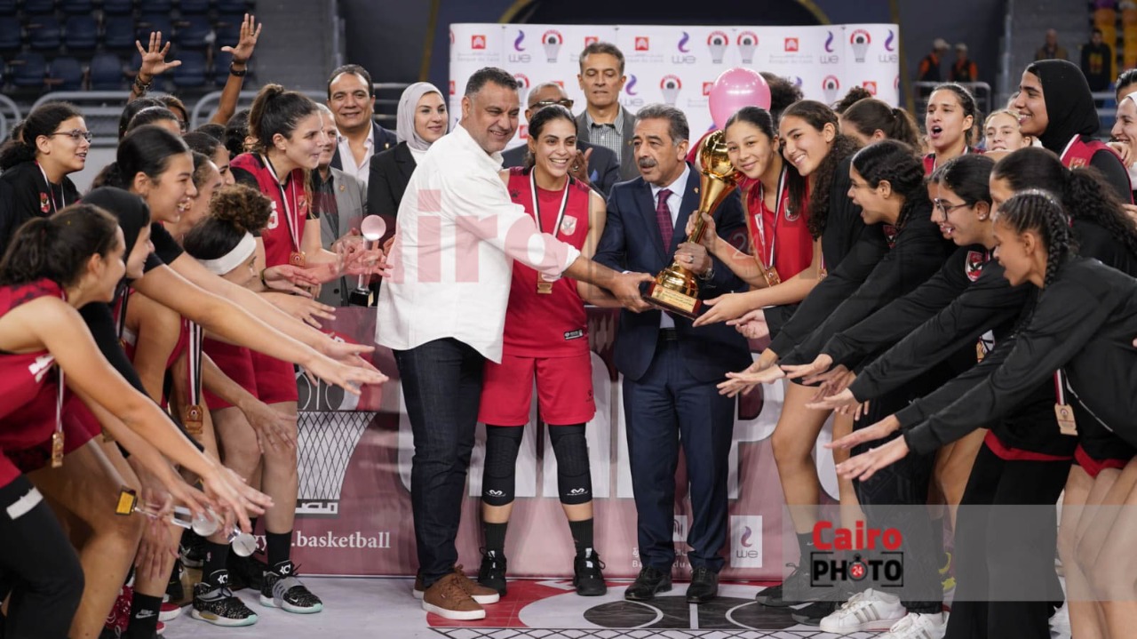 احتفال لاعبات الأهلي عقب التتويج ببطولة دوري المرتبط لكرة السلة سيدات (6)