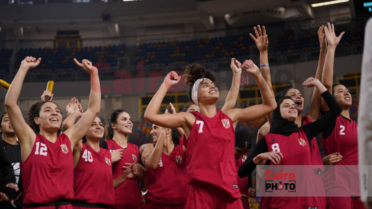 احتفال لاعبات الأهلي عقب التتويج ببطولة دوري المرتبط لكرة السلة سيدات (7)