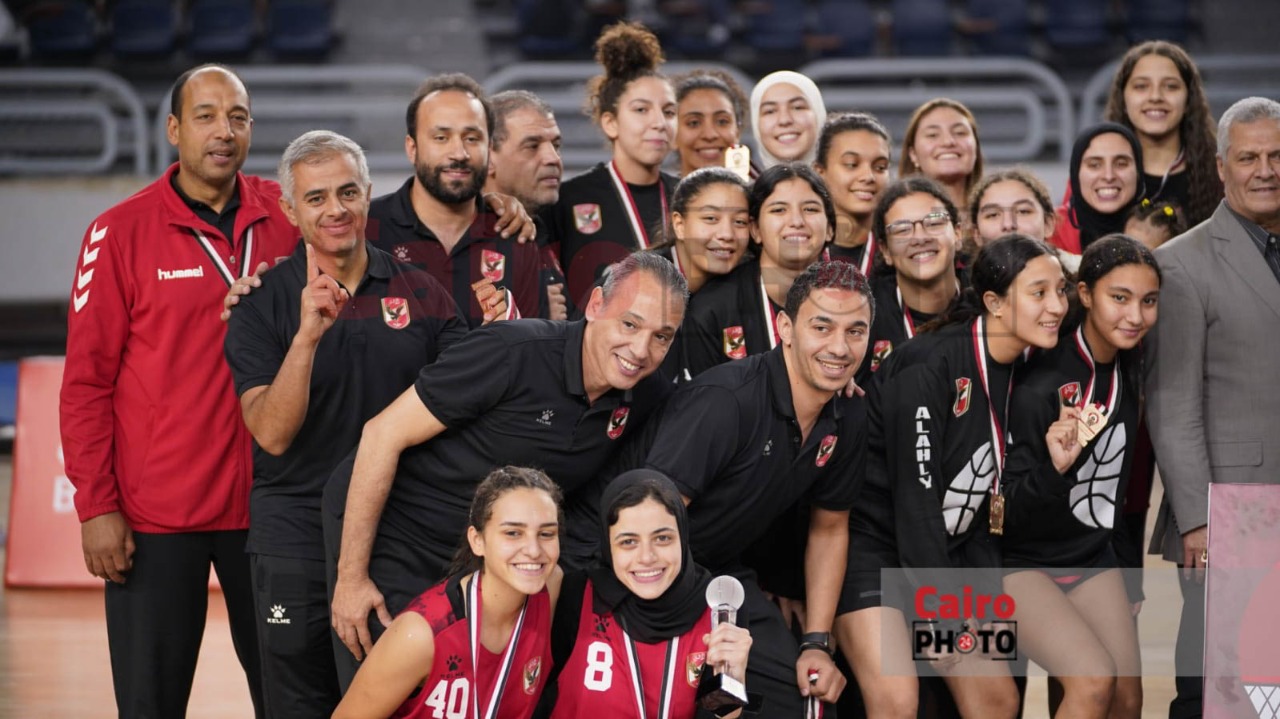 احتفال لاعبات الأهلي عقب التتويج ببطولة دوري المرتبط لكرة السلة سيدات (10)