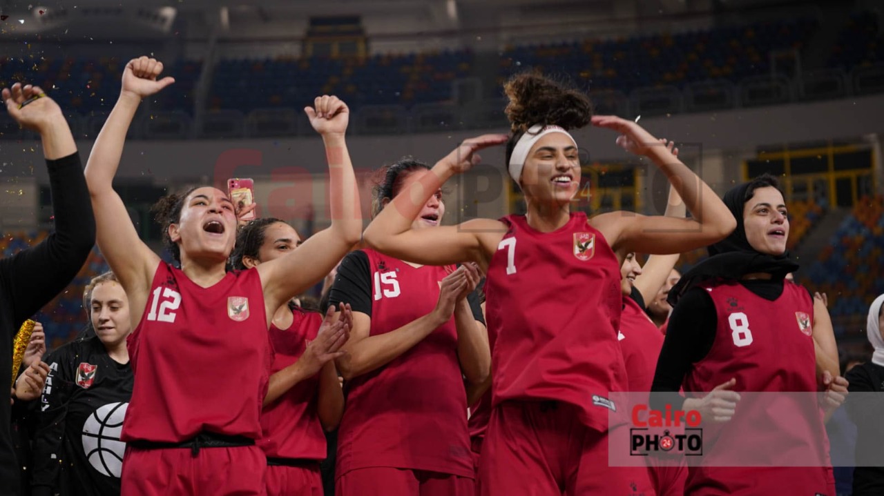 احتفال لاعبات الأهلي عقب التتويج ببطولة دوري المرتبط لكرة السلة سيدات (11)