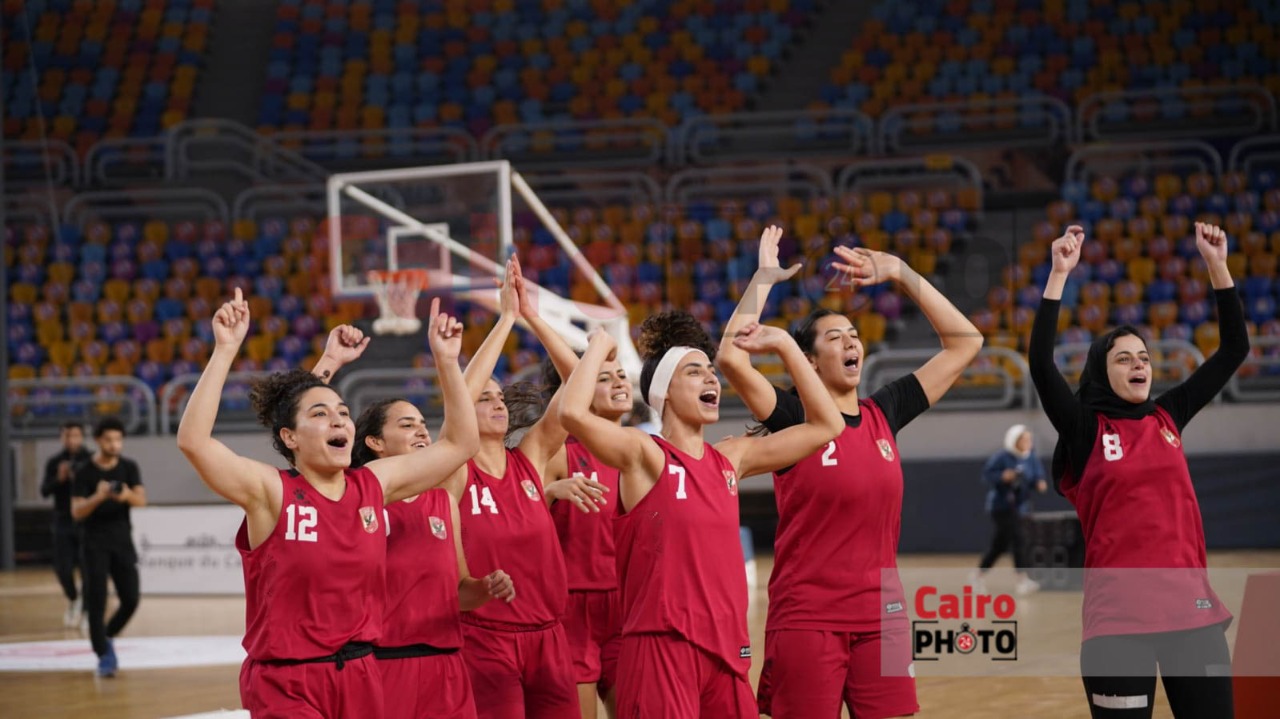 احتفال لاعبات الأهلي عقب التتويج ببطولة دوري المرتبط لكرة السلة سيدات (13)