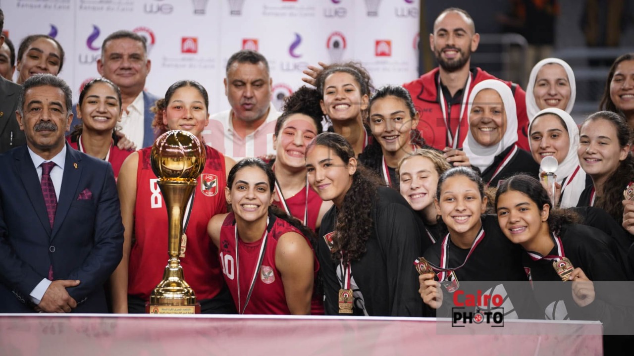 احتفال لاعبات الأهلي عقب التتويج ببطولة دوري المرتبط لكرة السلة سيدات (14)