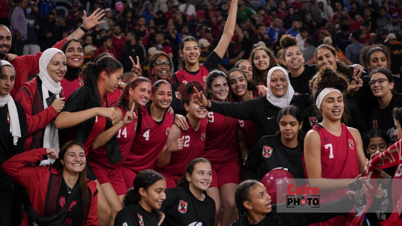 احتفال لاعبات الأهلي عقب التتويج ببطولة دوري المرتبط لكرة السلة سيدات (21)