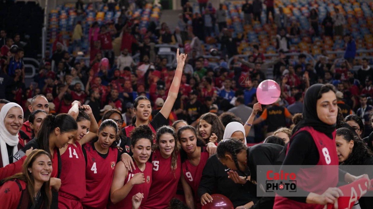 احتفال لاعبات الأهلي عقب التتويج ببطولة دوري المرتبط لكرة السلة سيدات (22)