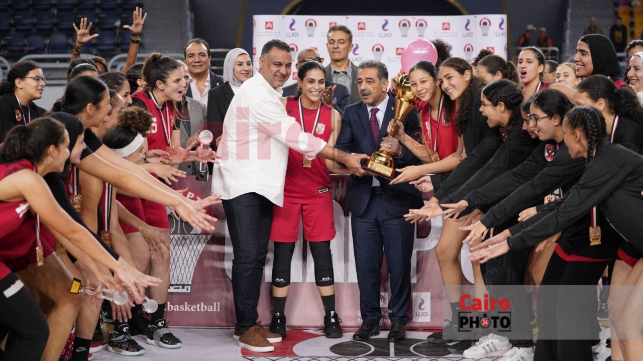 احتفال لاعبات الأهلي عقب التتويج ببطولة دوري المرتبط لكرة السلة سيدات (25)