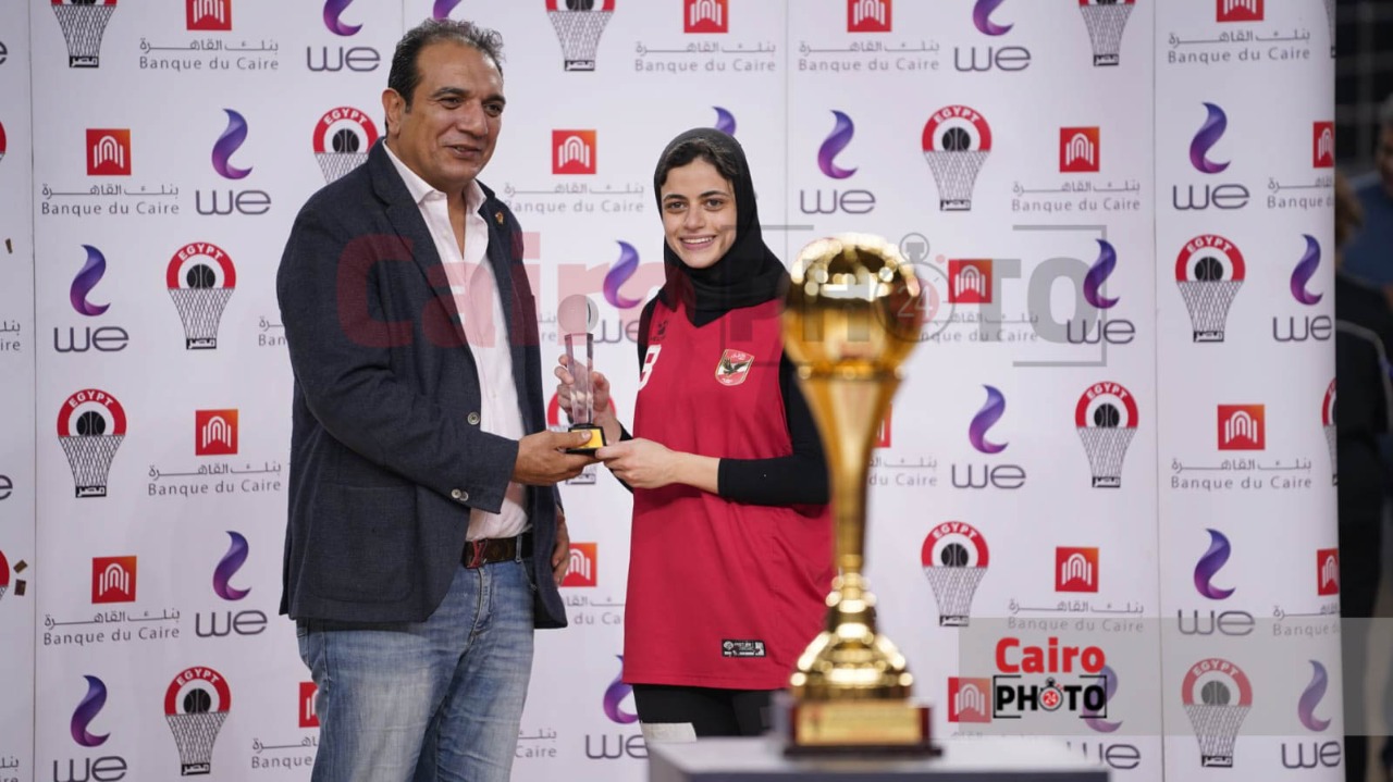 احتفال لاعبات الأهلي عقب التتويج ببطولة دوري المرتبط لكرة السلة سيدات (27)