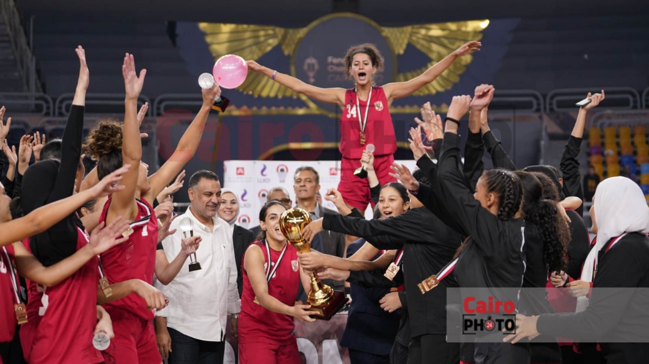 احتفال لاعبات الأهلي عقب التتويج ببطولة دوري المرتبط لكرة السلة سيدات (29)