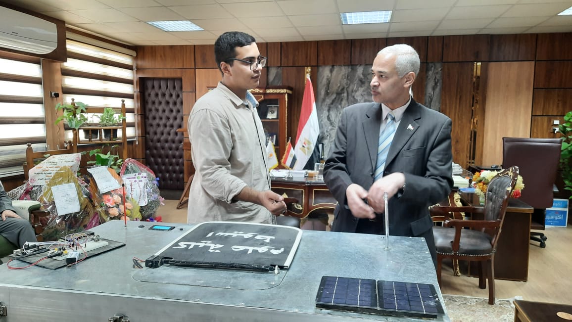 طالب بكلية العلوم بأسيوط يبتكر سلة نفايات ذكية تعمل أوتوماتيكيًا بالطاقة الشمسية