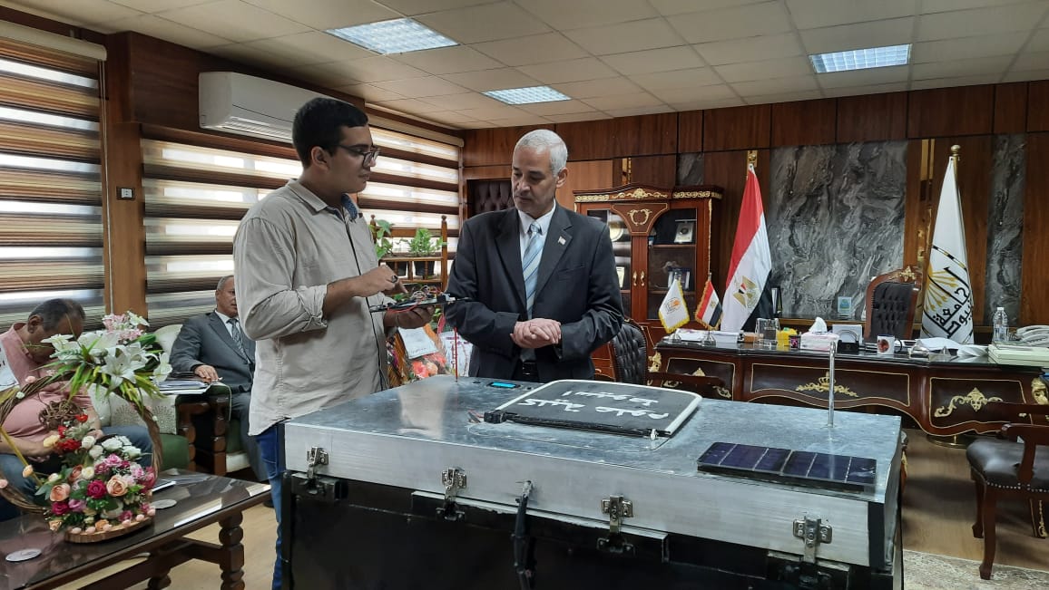 طالب بكلية العلوم بأسيوط يبتكر سلة نفايات ذكية تعمل أوتوماتيكيًا بالطاقة الشمسية