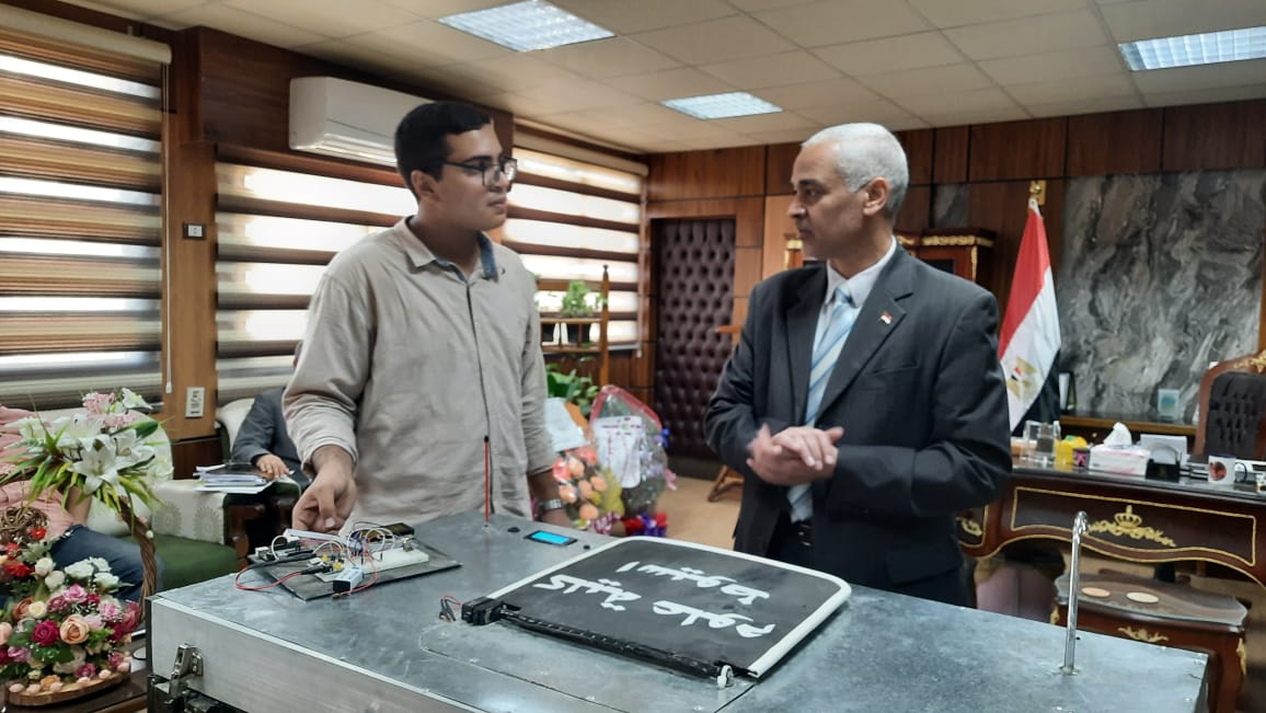 طالب بكلية العلوم بأسيوط يبتكر سلة نفايات ذكية تعمل أوتوماتيكيًا بالطاقة الشمسية