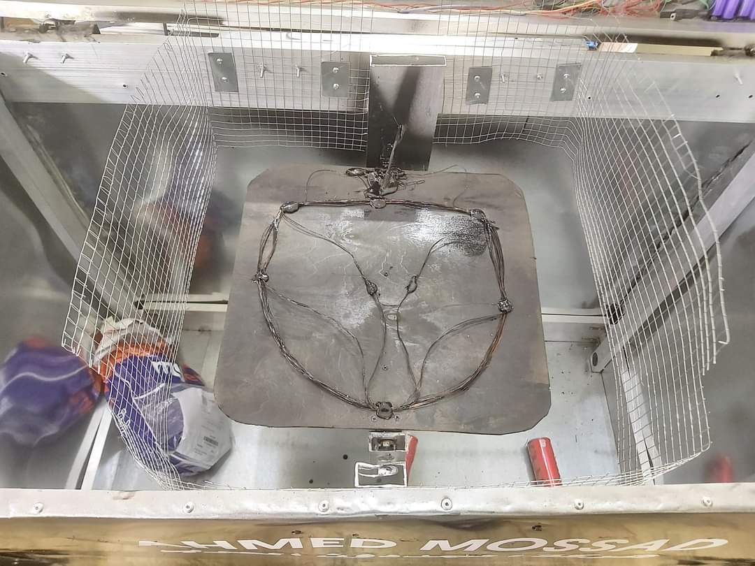 طالب بكلية العلوم بأسيوط يبتكر سلة نفايات ذكية تعمل أوتوماتيكيًا بالطاقة الشمسية