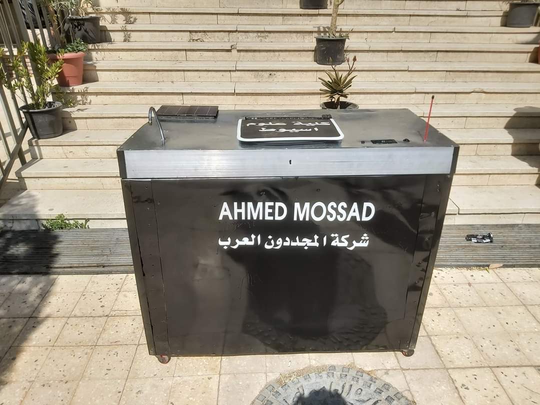 طالب بكلية العلوم بأسيوط يبتكر سلة نفايات ذكية تعمل أوتوماتيكيًا بالطاقة الشمسية