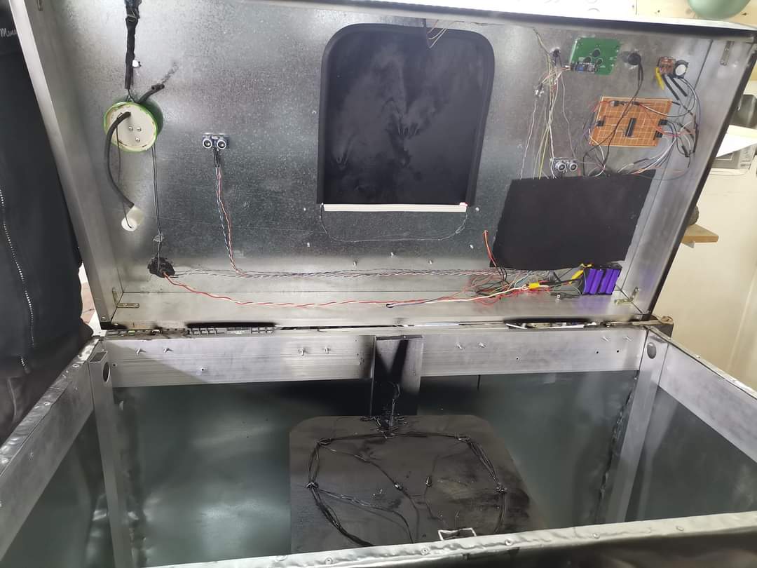 طالب بكلية العلوم بأسيوط يبتكر سلة نفايات ذكية تعمل أوتوماتيكيًا بالطاقة الشمسية