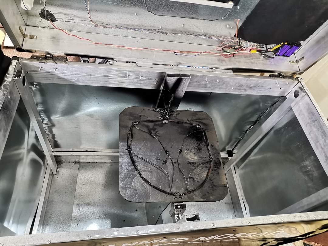 طالب بكلية العلوم بأسيوط يبتكر سلة نفايات ذكية تعمل أوتوماتيكيًا بالطاقة الشمسية