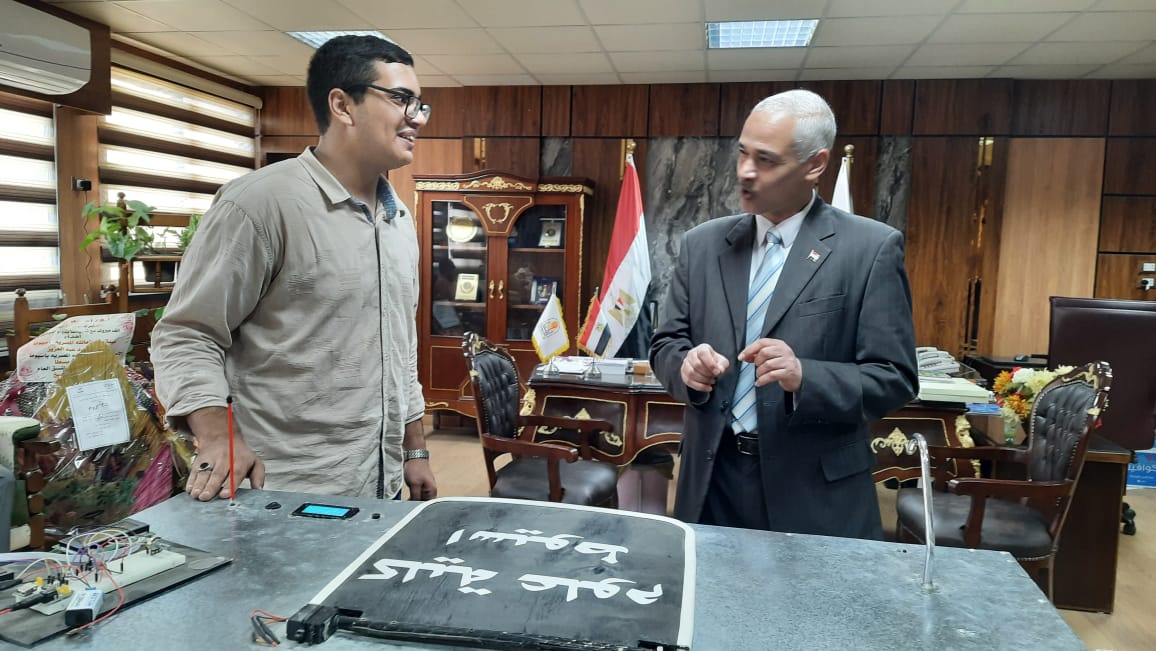 طالب بكلية العلوم بأسيوط يبتكر سلة نفايات ذكية تعمل أوتوماتيكيًا بالطاقة الشمسية