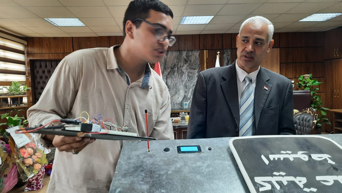 طالب بكلية العلوم بأسيوط يبتكر سلة نفايات ذكية تعمل أوتوماتيكيًا بالطاقة الشمسية