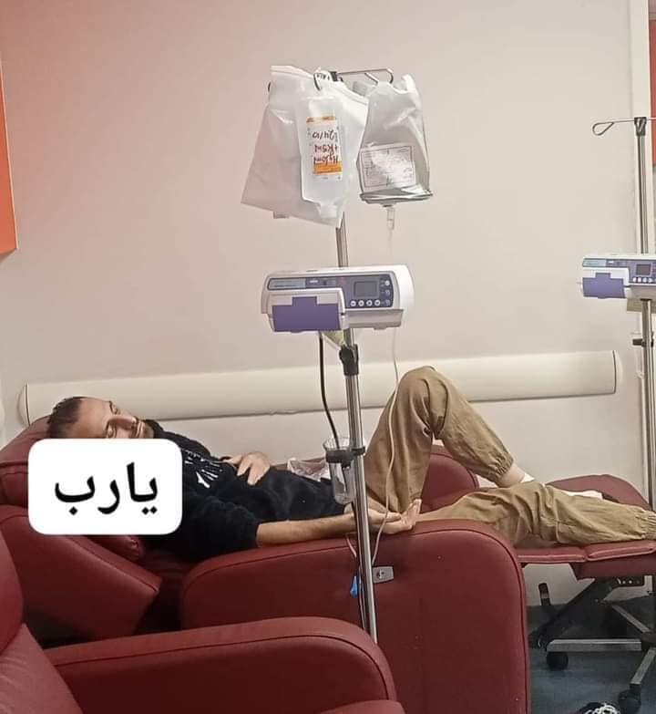 الابن أثناء تلقى جرعات العلاج من المرض