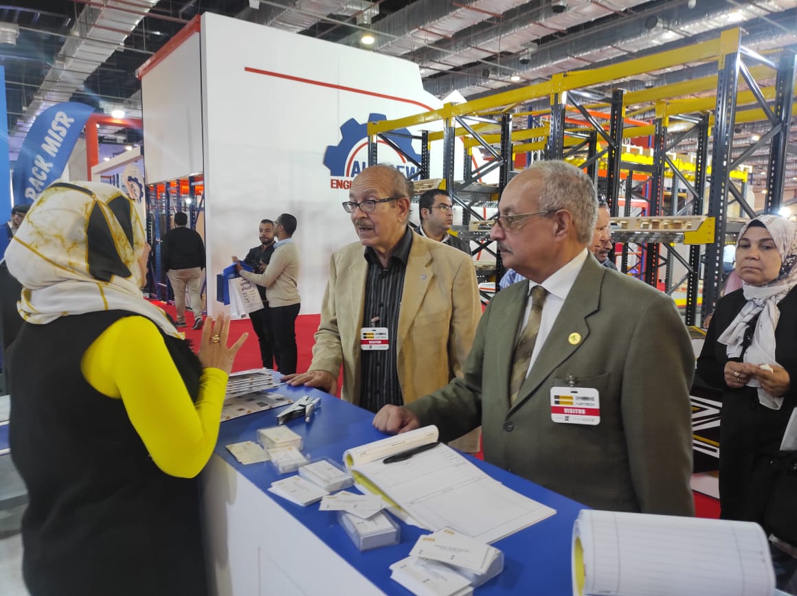 وفد مهندسين الإسكندرية في زيارة المعارض