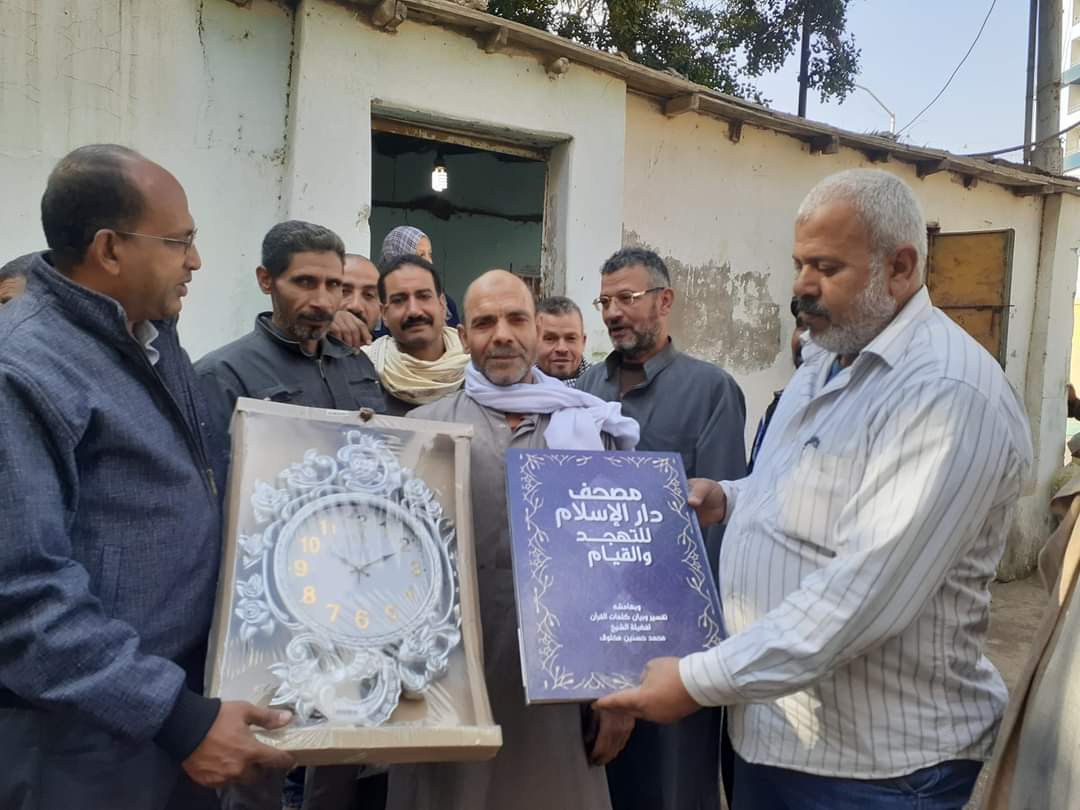 تكريم عامل النظافة 08