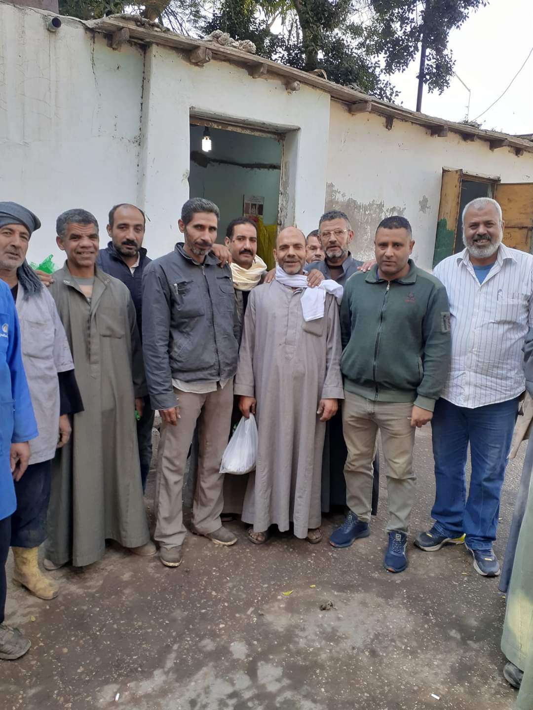 تكريم عامل النظافة 05