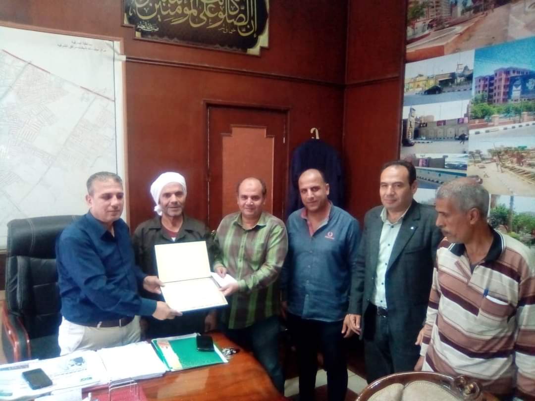 تكريم عامل النظافة 02