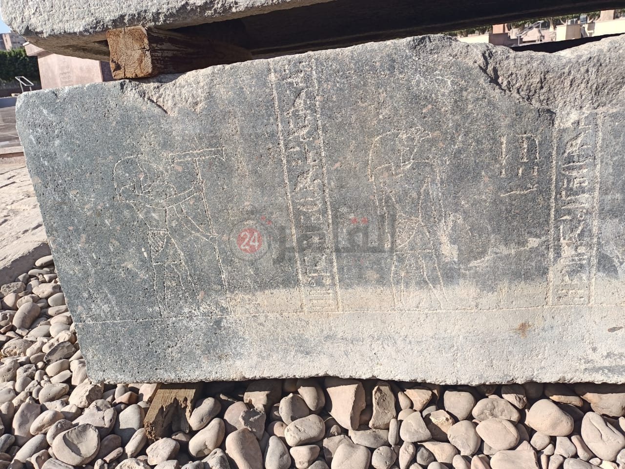 ترميم تابوت من حجر الجرانوديوريت (2)