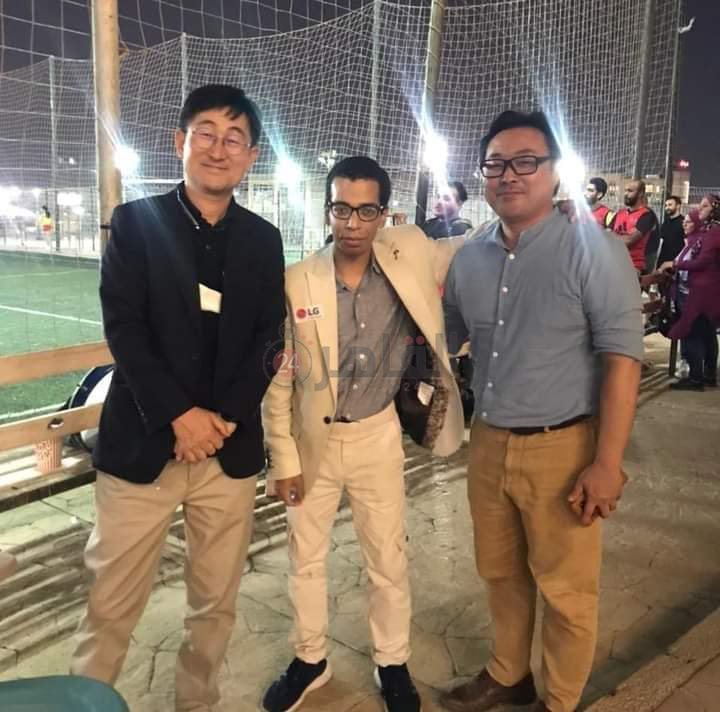 الطالب محمد مع الكوريين