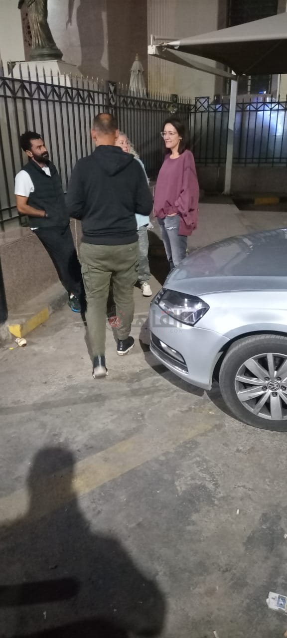 المخرجة مريم أبو عوف من أمام محكمة مصر الجديدة لمساندة منة شلبي (1)