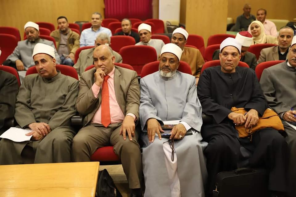 رئيس قطاع المعاهد الأزهرية يكرم المتميزين من مديري التعليم الثانوي بالمناطق الأزهرية 