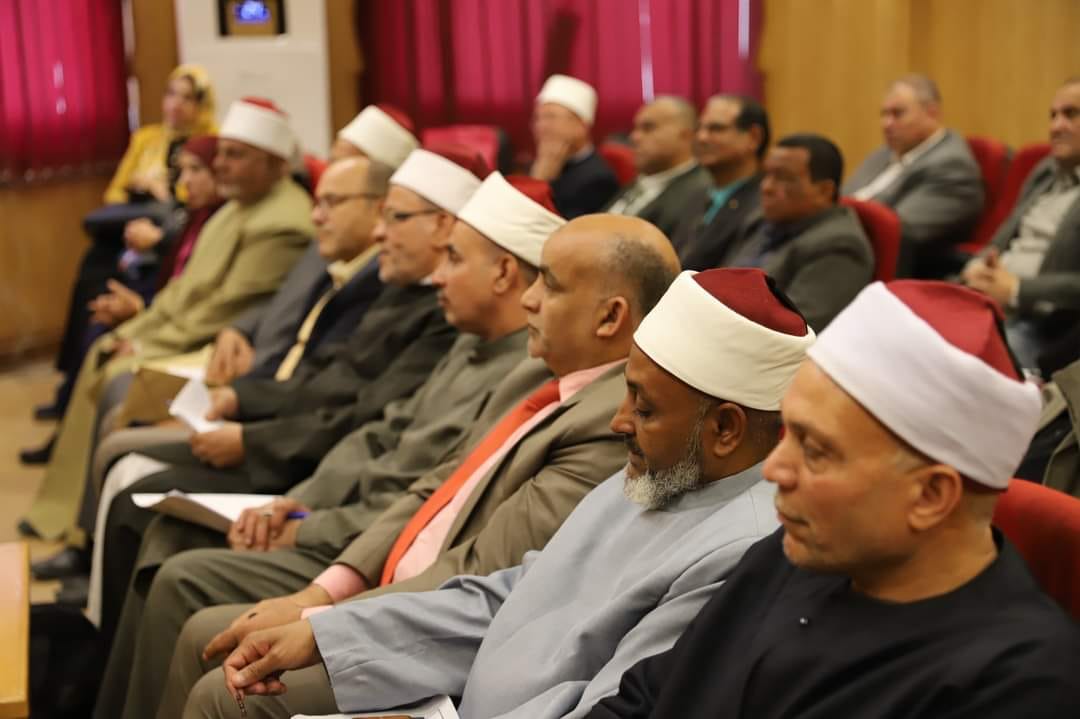 رئيس قطاع المعاهد الأزهرية يكرم المتميزين من مديري التعليم الثانوي بالمناطق الأزهرية 