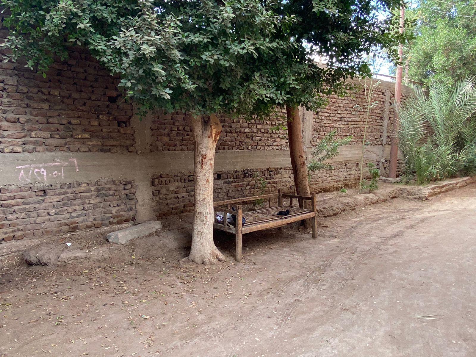 الدكة التي كان يستقبل عليها الشيخ ضيوفة واهل البلد أمام منزله