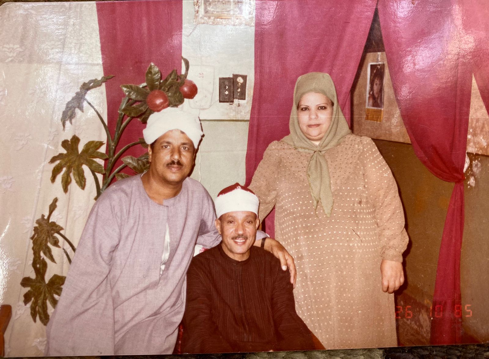 الشيخ عبد الباسط وعمدة الرزيقات قبلي وزوجته مع الشيخ