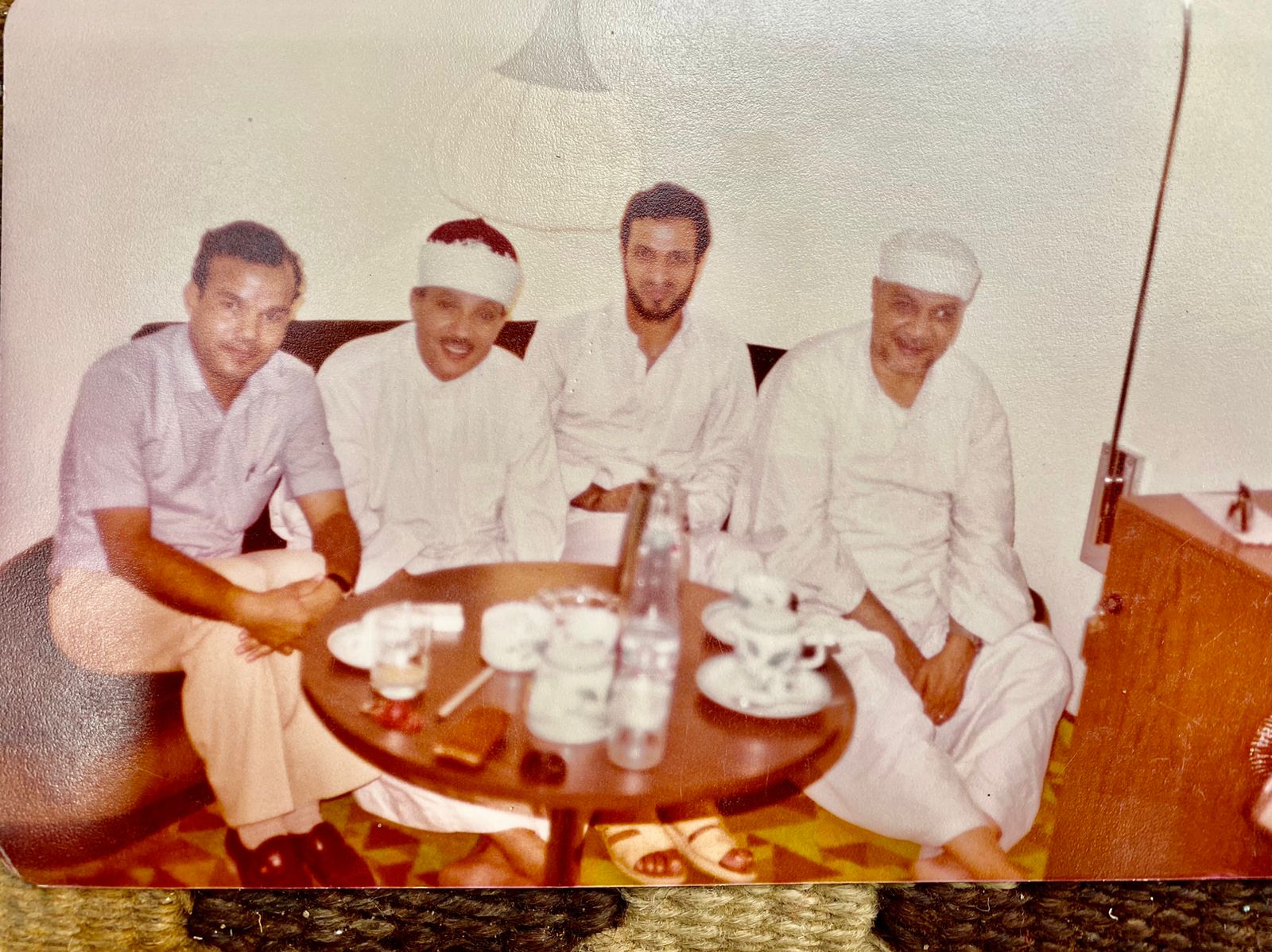 صورة تجمع الشيخ مع اهل بلدته