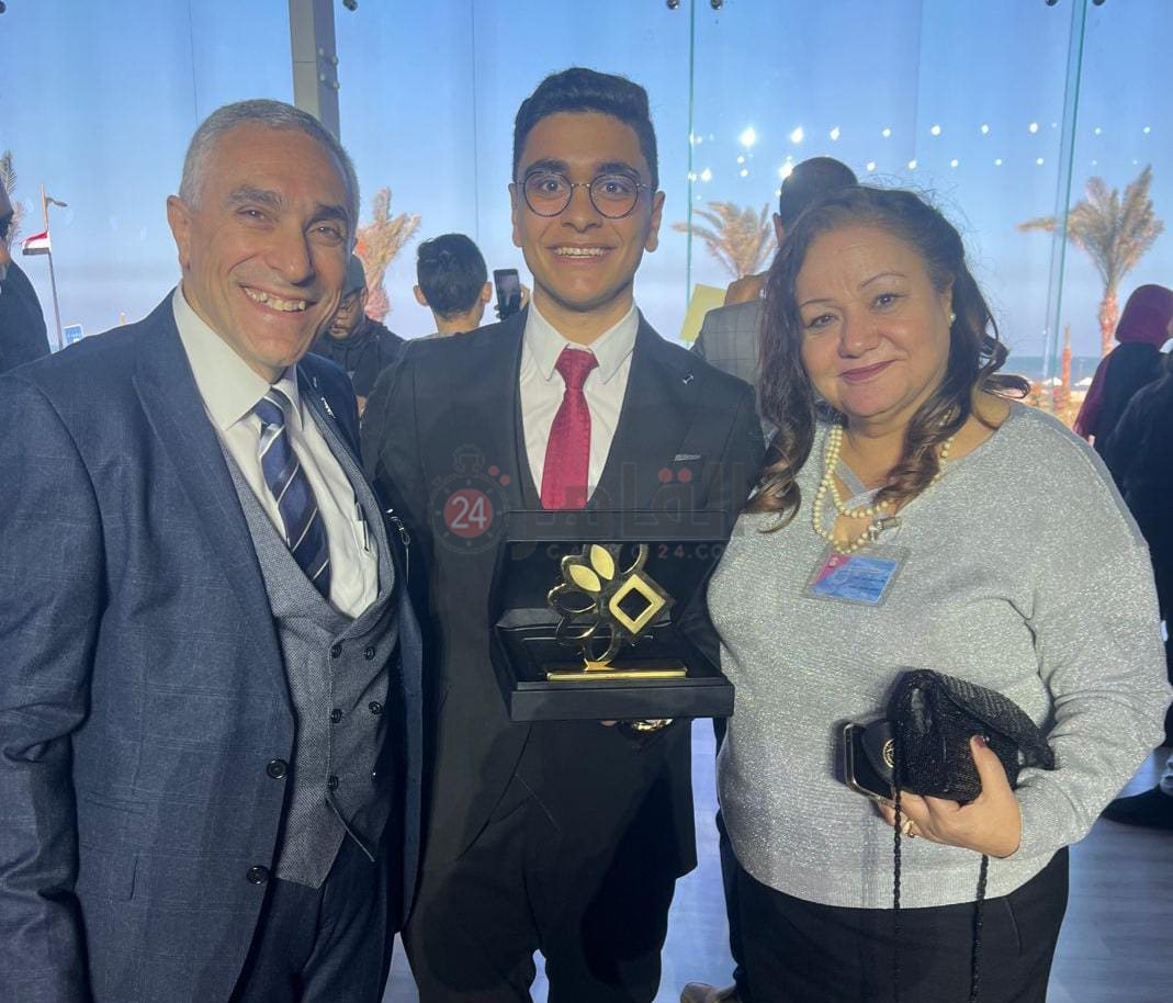 الطالب جوفاني يونان وأسرته خلال التكريم