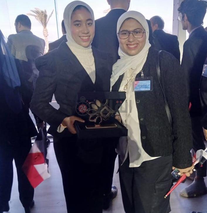 جمانة مسعد وأختها خلال التكريم