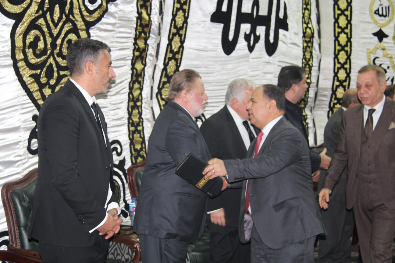 صور من عزاء خال محافظ البنك المركزي