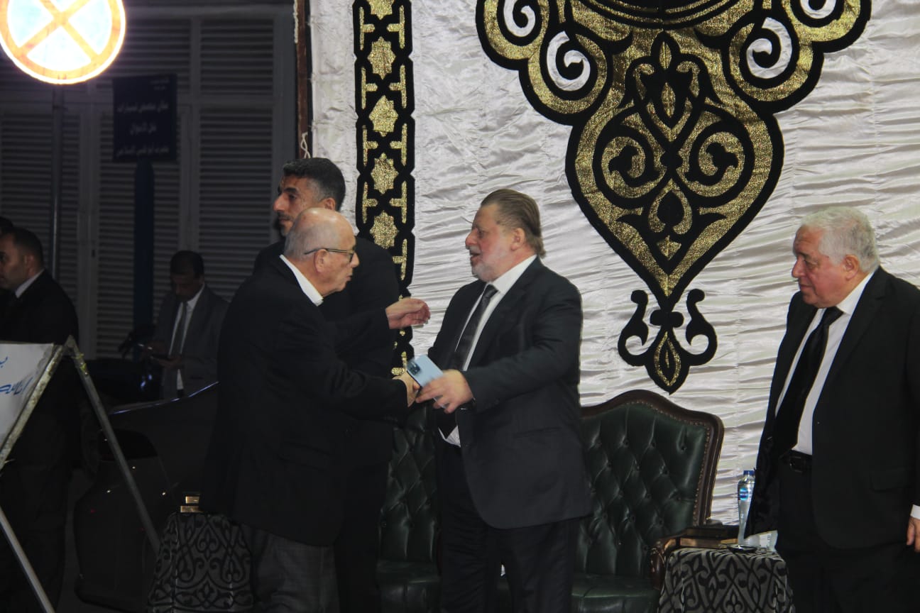 صور من عزاء خال محافظ البنك المركزي