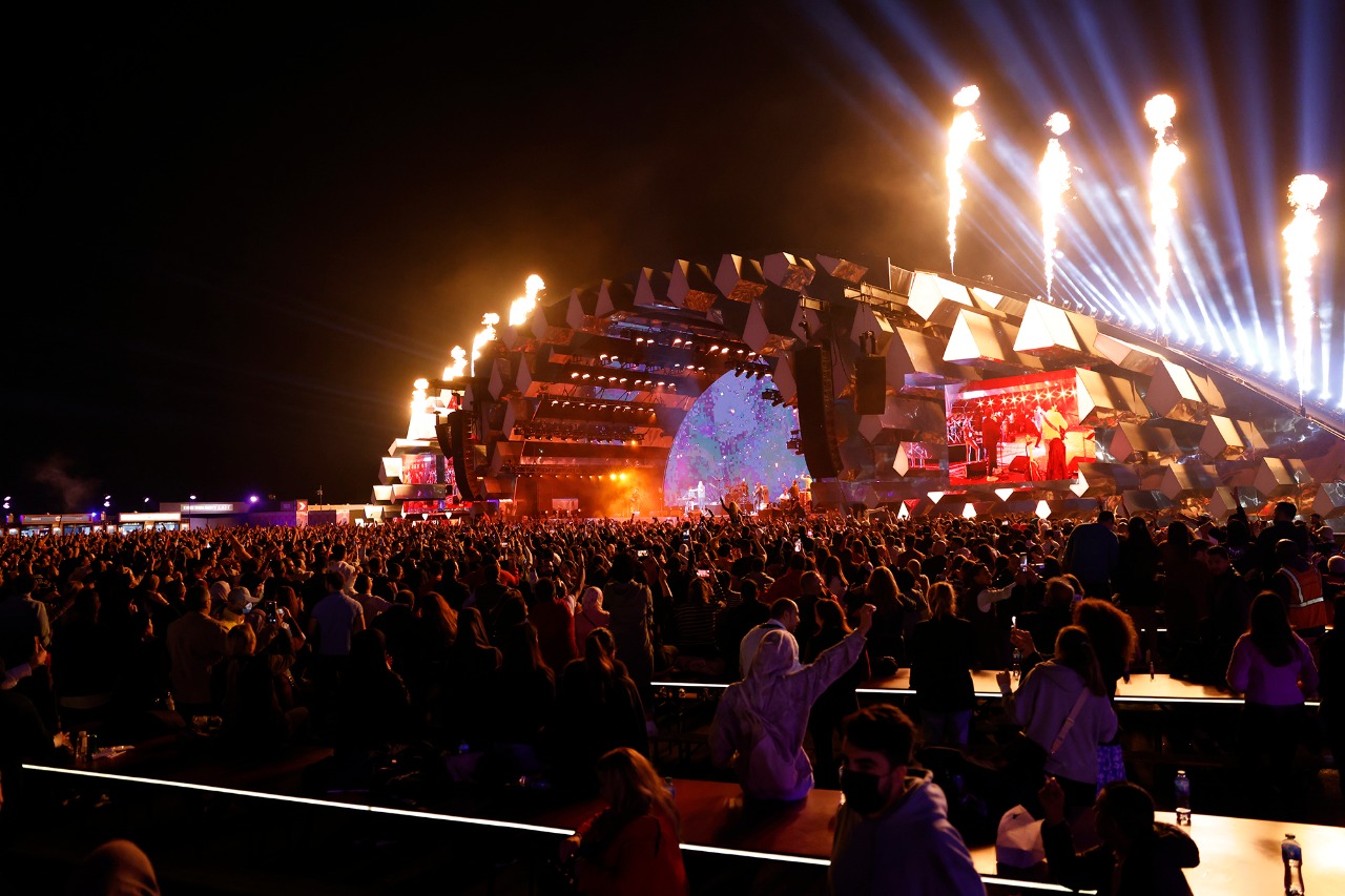 حفل عمرو دياب في مهرجان ميدل بيست بـ قطر (5)