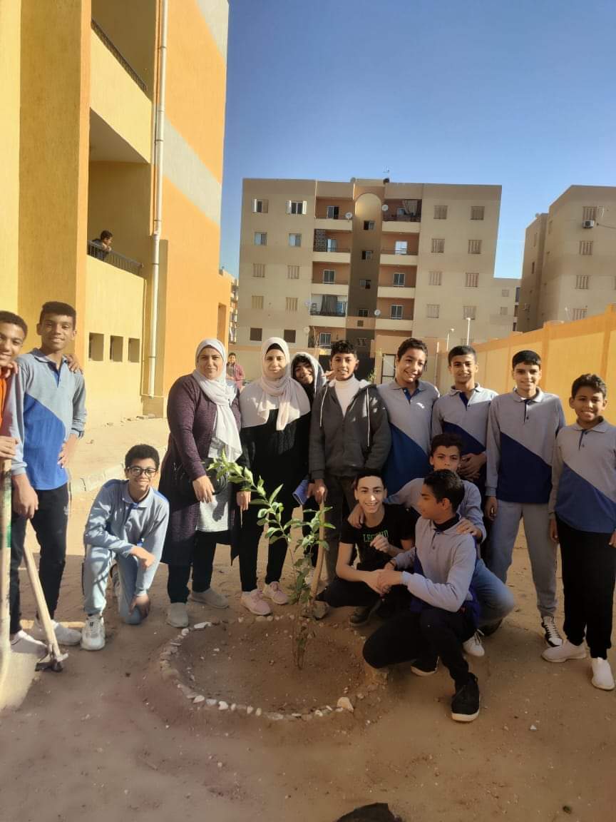 جانب من توزيع الأشجار على السكان