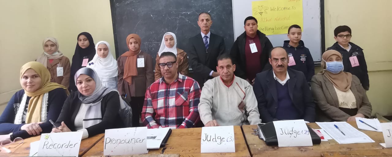 أعضاء لجان التحكيم أمام الفائزين في المسابقة