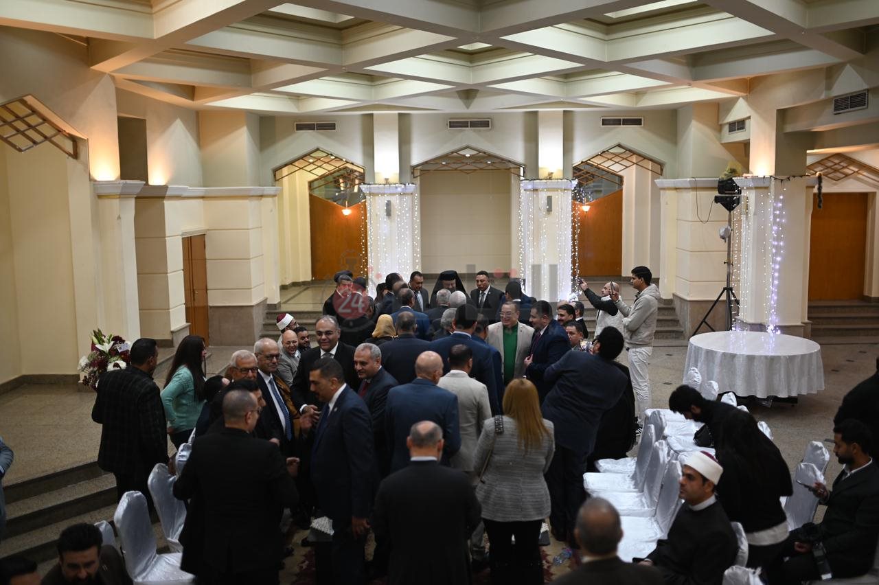 بدء توافد المسؤولين لكاتدرائية السيدة العذراء الكاثوليك للتهنئية بعيد الميلاد المجيد   (1)