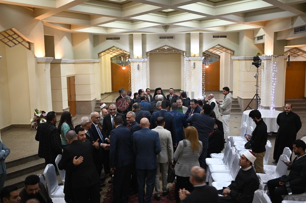 بدء توافد المسؤولين لكاتدرائية السيدة العذراء الكاثوليك للتهنئية بعيد الميلاد المجيد   (2)