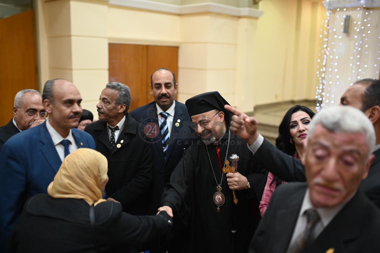 بدء توافد المسؤولين لكاتدرائية السيدة العذراء الكاثوليك للتهنئية بعيد الميلاد المجيد   (4)