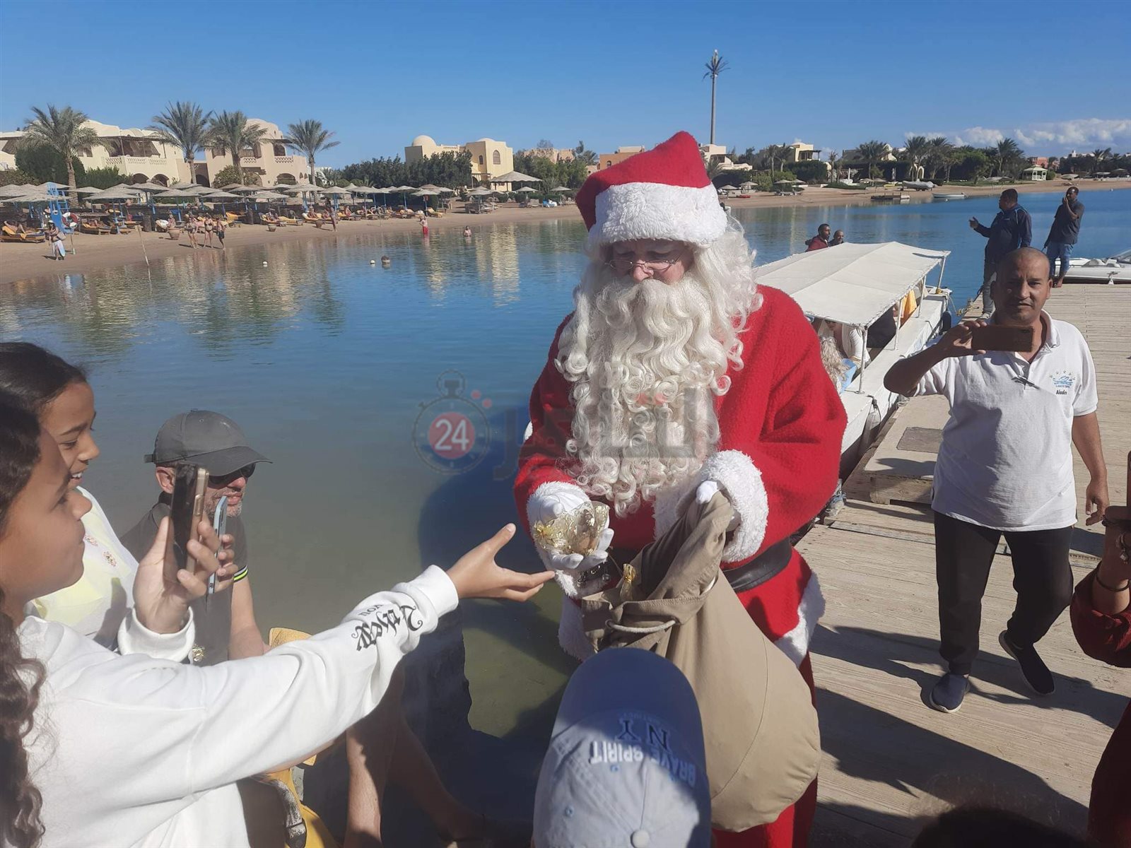 بابا نويل على شواطئ الغردقة 