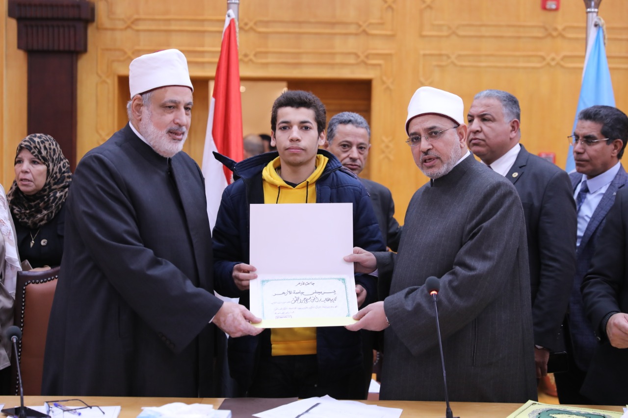  مجلس جامعة الأزهر يكرم حفظة القرآن الكريم 
